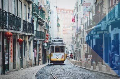 Um eléctrico de Lisboa por Vita Marija Murenaite no Unsplash a fim de ilustrar um artigo sobre empregador de registo em Portugal