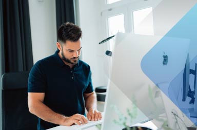 Homem no computador Apple para ilustrar um artigo sobre a contratação de talentos globais. Foto de Malte Helmhold no Unsplash.