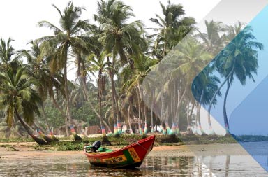 Um barco vermelho a flutuar num rio junto à costa do Gana para ilustrar um artigo sobre o empregador de registro no Gana. Foto de Yoel Winkler no Unsplash.