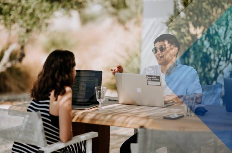 Two people at a table to illustrate how you would overcome communication challenges on a remote team. Photo by Unsplash on the site Unsplash