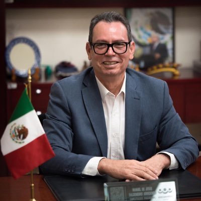 O deputado Manuel de Jesús Baldenebro, que apresentou legislação destinada a duplicar o prêmio anual dos trabalhadores, ou décimo terceiro no México.