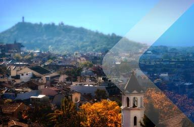 Vista de Plovdiv para ilustrar un artículo sobre el empleador de registro en Bulgaria. Por Deniz Fuchidzhiev en Unsplash.