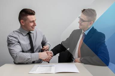 Dos hombres se dan la mano para ilustrar un artículo sobre distintos modelos de contratación. Por Sebastian Herrmann en Unsplash
