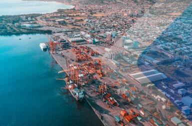 Foto de banco de imagens do cais de Port of Spain, capital de Trinidad e Tobago, para acompanhar artigo sobre contratação por meio de um empregador de registro - EOR. Fonte: renaldo-matamoro-DEMrRuvJvqo-unsplash