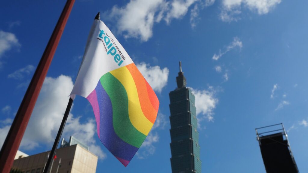 Una foto de archivo de una bandera de arco iris ondeando en Taipei para acompañar un artículo sobre la demografía de los nómadas digitales