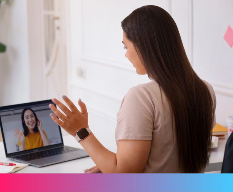 HR manager conducting virtual onboarding session with international employees. Remote training and integration across LATAM — Serviap Global.